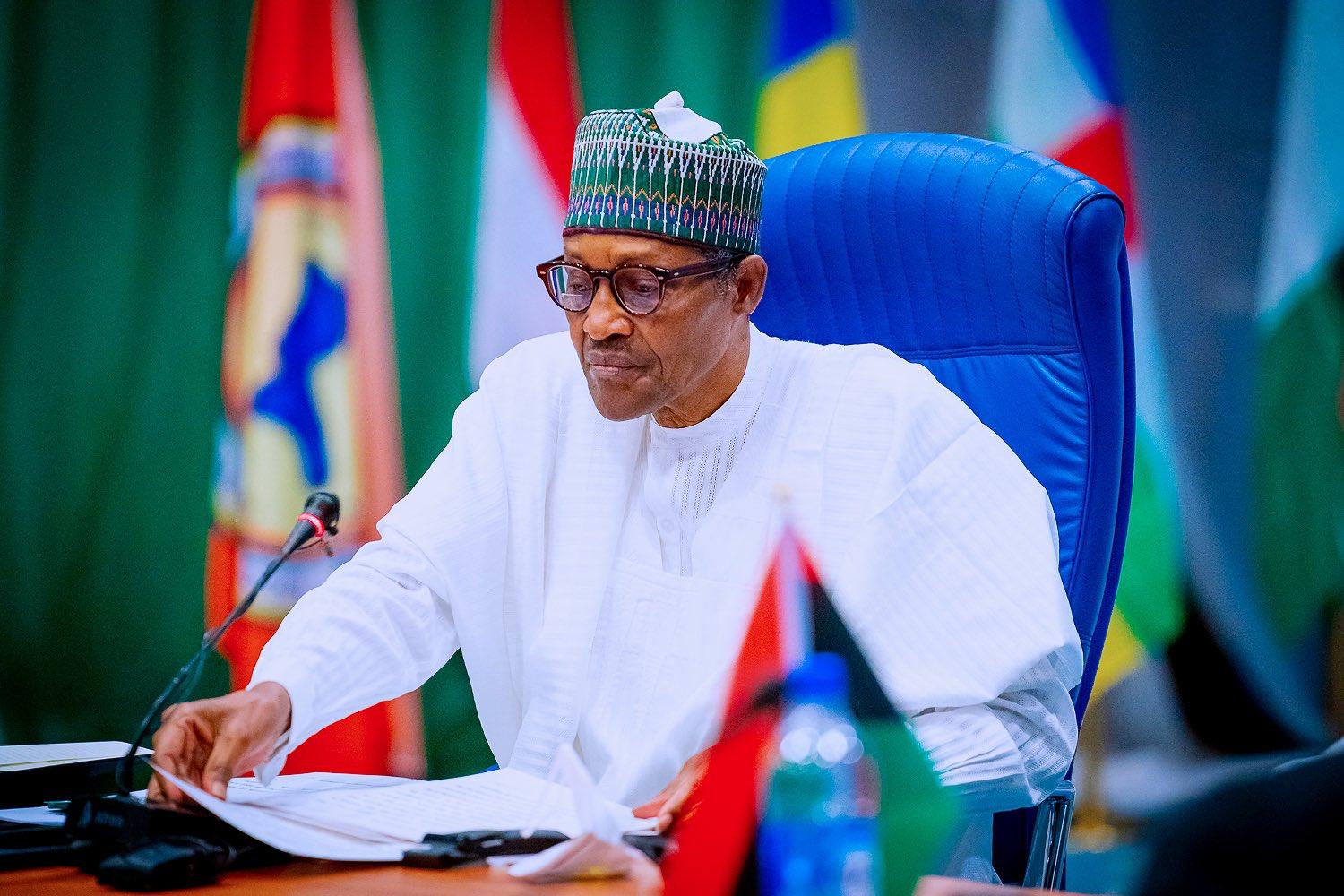Le président du Nigeria critique les dirigeants qui prolongent la durée de leur mandat.