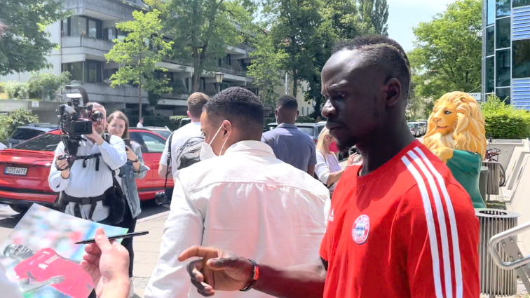 Bayern: Sadio Mané signe ses premiers autographes en tenue bavaroise