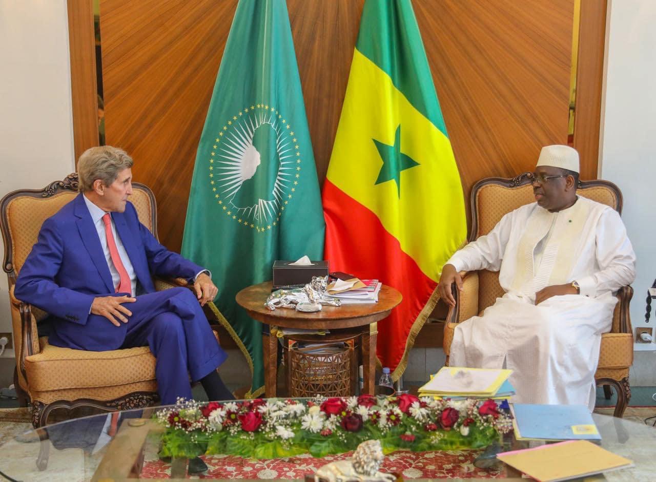 Macky  Sall reçoit John Kerry au palais présidentiel.
